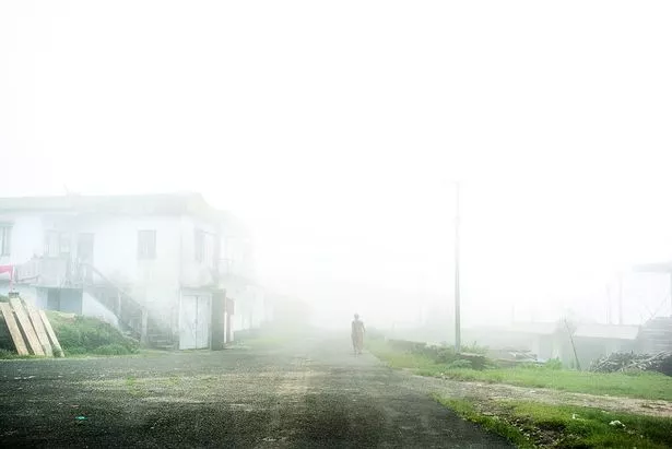 这里是世界上最潮湿的小镇,人们都戴着全身伞,住在隔音的房子里