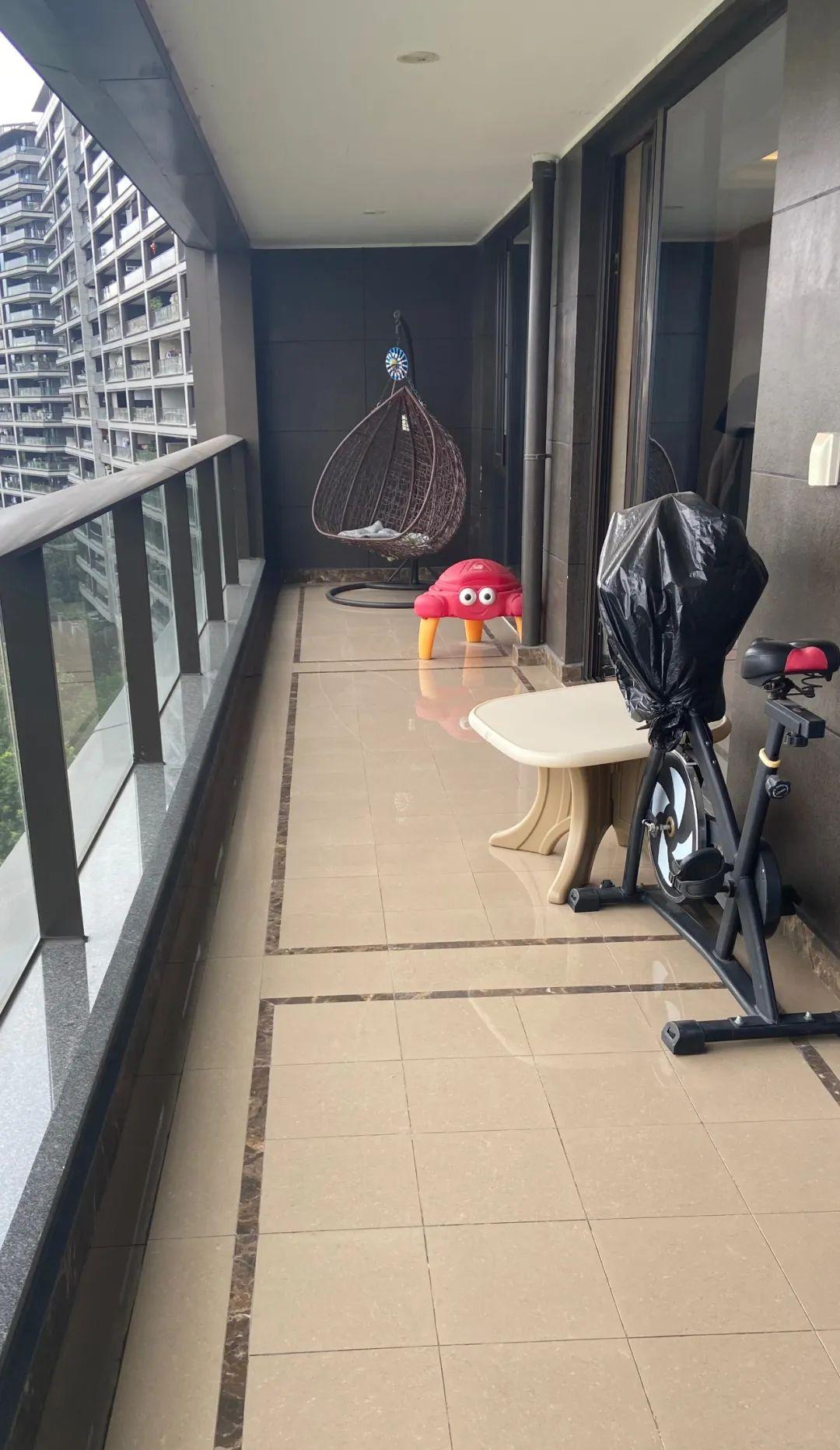 “我的邻居坚持让我照看她的孩子，这样她就可以有自己的时间了。”